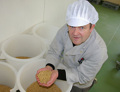 Jörg Helbling mit Schweizer Bio-Soja