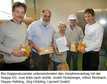 Bio-Sojaproduzenten unterzeichneten den Abnahmevertrag mit der Noppa AG. (von links nach rechts: Andr� Horisberger, Alfred Reinhard, Noppa Helbling, J�rg Helbling, Laurent Godel)