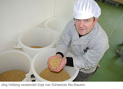 Jörg Helbling mit Schweizer Bio-Soja