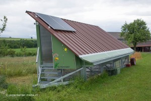 Das Hühnermobil steht gut sichtbar neben der Hofeinfahrt zum Betrieb von Kuno Werro in Düdingen FR. 