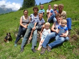 Portrait der beiden Familien: v.l.n.r. Heidi Hefti-Landolt, Thomas Hefti, Jürg, Thomas Jun., Hannes Jun., Sonja, Daniel, Sandra Hefti-Fischbacher, Hannes Hefti, Ruedi. 