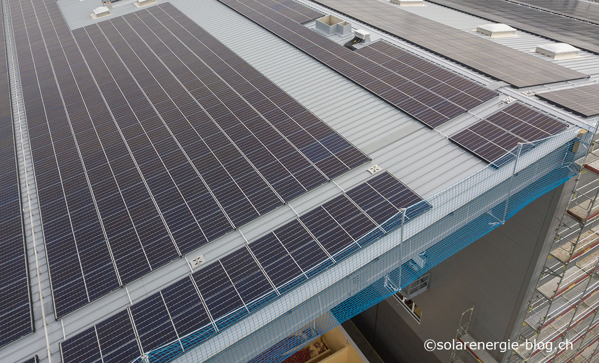 Solardach auf einem Industriegebäude