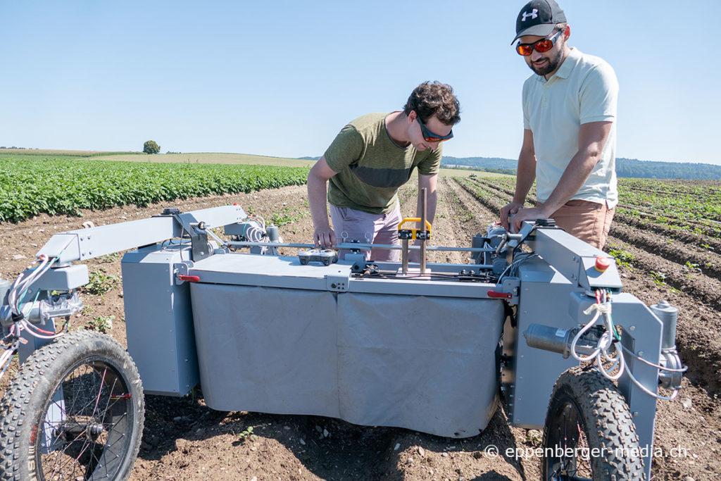 Die Ingenieure Manuel Stram und Aurel Neff diesen Sommer bei Tests auf einem Karottenfeld.