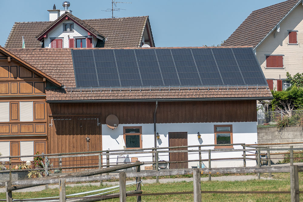 In der Schweiz werden immer mehr Dächer mit Solarzellen belegt.