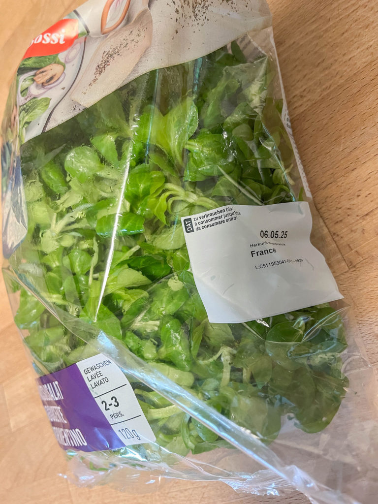 Abgepackter Nüsslisalat.