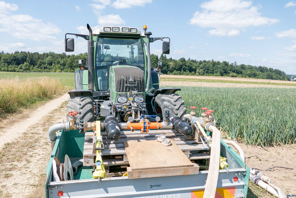Druckreduzierventile und Reinigungsfilter sind an der Front des Traktors angebracht
